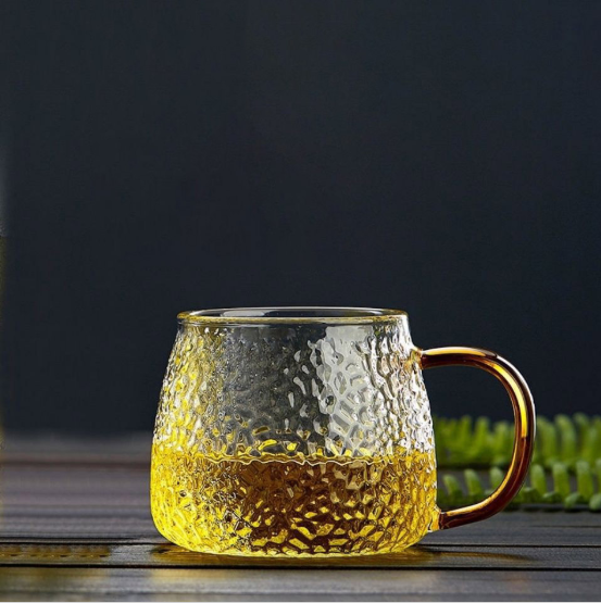 Зошто ни се потребни проѕирни чаши за вино кога пиеме?