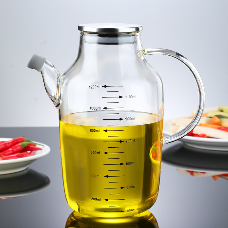 Дали е лесно да се чисти стаклено шише со масло?