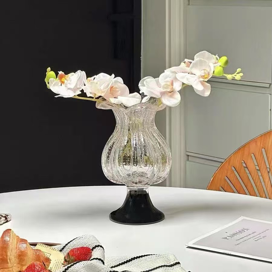 Разни стаклени вазни со чудна форма