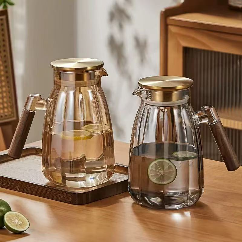 Бокал за вода со рачка од орев